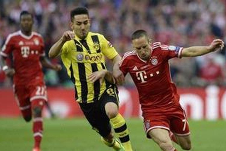 Gelandang Borussia Dortmund, Ilkay Guendogan (tengah), mencoba menahan laju pemain sayap Bayern Muenchen, Franck Ribery (kanan), dalam laga final Liga Champions di Stadion Wembley, London, Sabtu atau Minggu (26/5/2013) dini hari WIB.