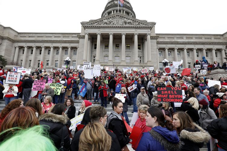 Ribuan ribu guru melakukan aksi unjuk rasa menuntut kenaikan gaji dan peningkatan pendanaan sekolah di Frankfort, Kentucky, Amerika Serikat, Senin (2/4/2018). (AFP/Bill Pugliano)