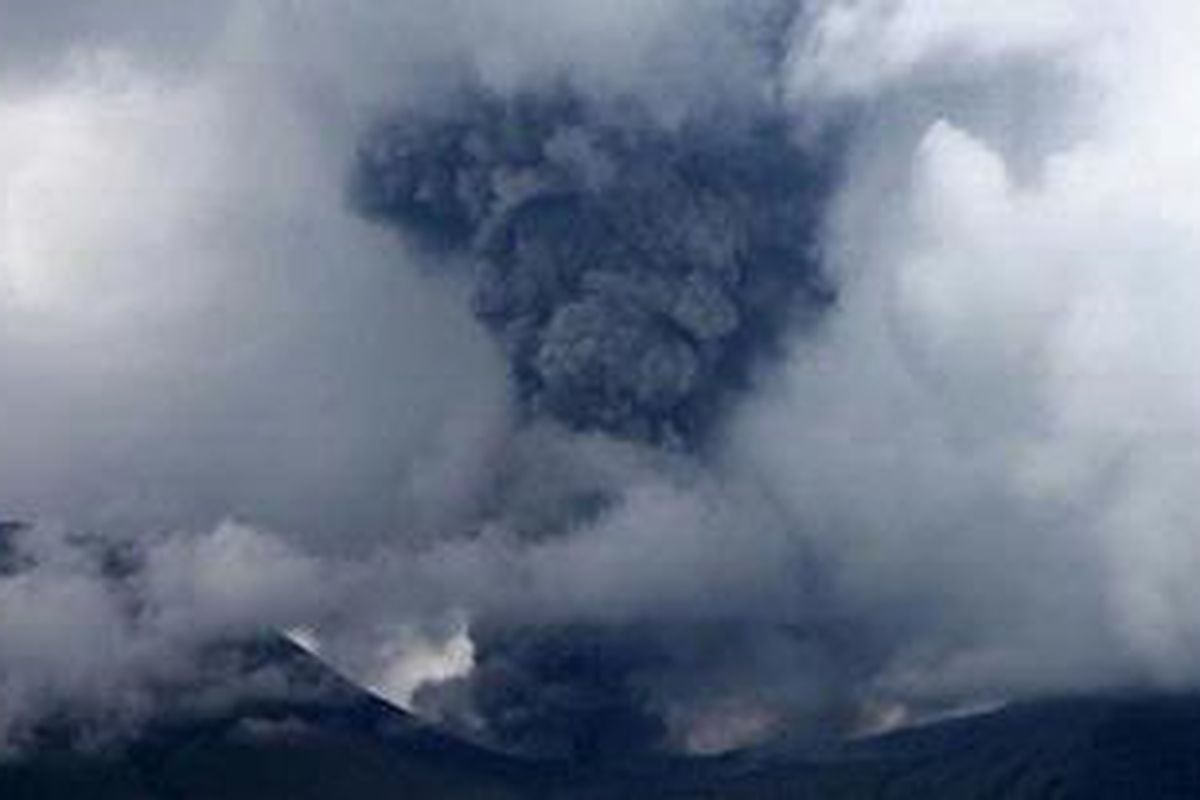 Foto kiriman Tri Lokon melalui Citizen Images. Gunung Lokon, Tomohon, Sulut kembali meletus, Selasa (1/5/2012) pukul 12.00 Wita.