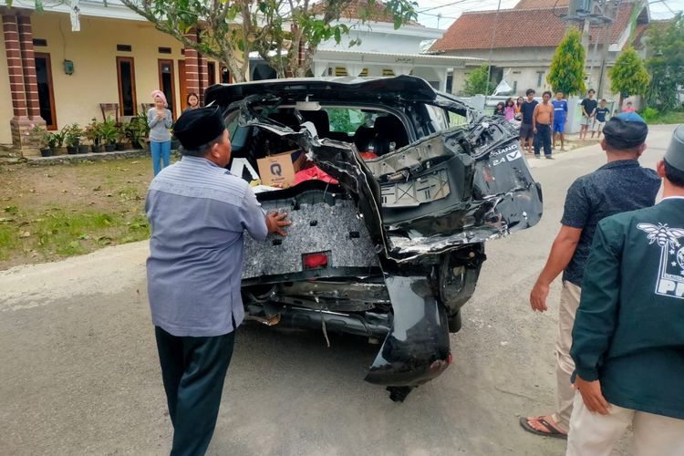 Mobil berpenumpang anggota DPRD Banyuwangi Fraksi Partai Kebangkitan Bangsa Banyuwangi usai tertabrak KA Wijaya Kusuma 