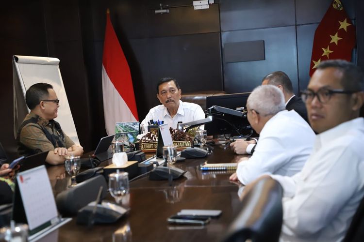 Menteri Pendayagunaan Aparatur Sipil Negara Reformasi Birokrasi (Menpan-RB) Abdullah Azwar Anas saat bertemu dengan Menteri Koordinator Bidang Kemaritiman dan Investasi (Menko Marves) Luhut Binsar Pandjaitan di Kantor Kementerian Koordinator Bidang Kemaritiman dan Investasi (Kemenko Marves), Jakarta, Kamis (4/1/2024).
