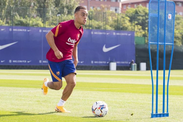 Bek kanan Barcelona, Sergino Dest, saat melakoni latihan perdananya di Ciutat Esportiva Joan Gamper, Kamis (1/10/2020) waktu setempat
