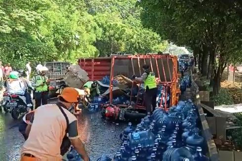 Truk Muatan Galon Air Mineral Terguling di Jalan TB Simatupang