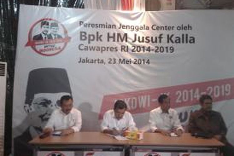 Jenderal (Purn) Tyasno Sudarto (kiri), cawapres Jusuf Kalla (dua kiri), Laksamana (Purn) Bernard Ken Sondakh (dua kanan), Politisi Senior Partai Golkar (Fahmi Idris), saat konferensi pers dukungan Purnawirawan TNI/Polri di kantor tim relawan Jokowi-JK 