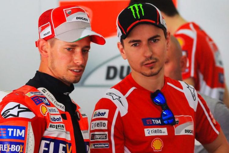 Pebalap penguji Ducati, Casey Stoner (kiri), berbincang dengan Jorge Lorenzo.
