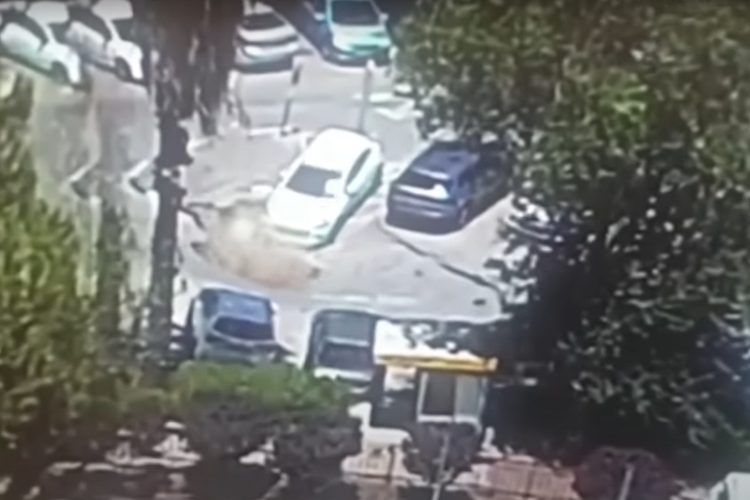 Momen mengerikan terekam kamera saat sinkhole besar muncul tiba-tiba di luar rumah sakit Yerusalem, dan menelan beberapa mobil.
