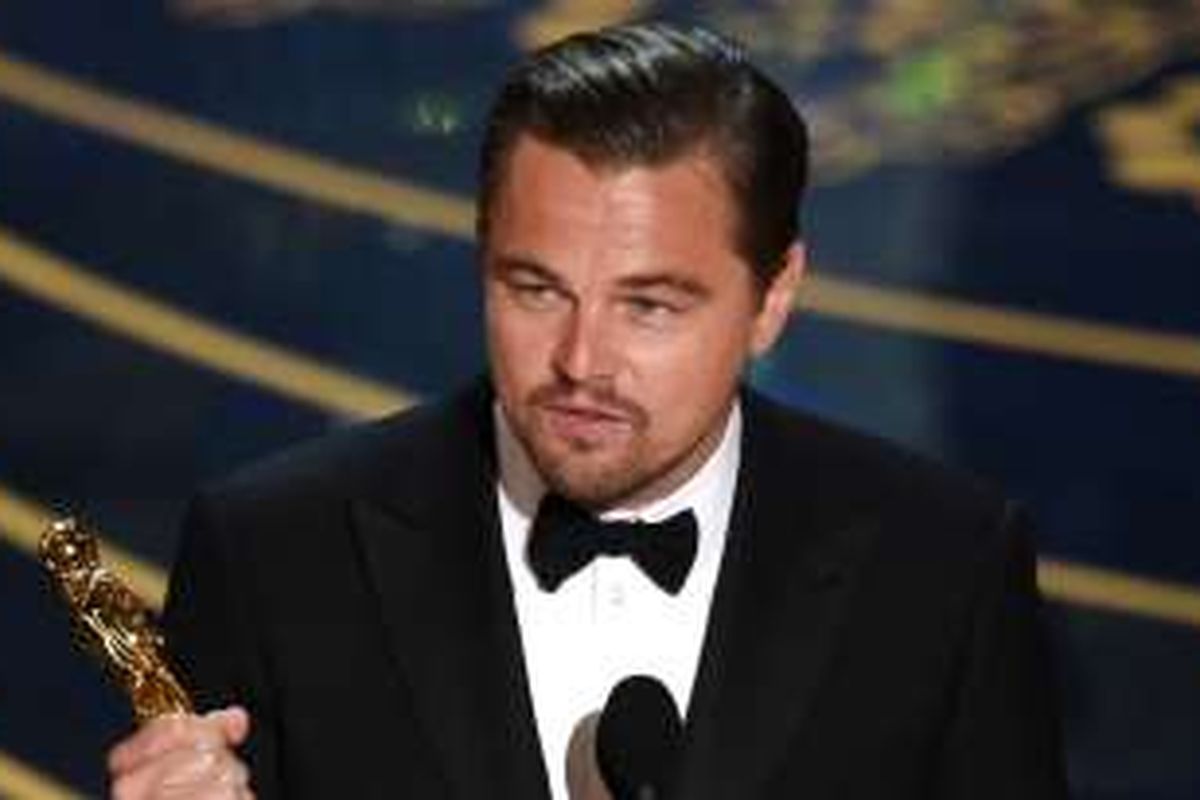 Leonardo DiCaprio menggenggam trofi Oscar sebagai Best Actor in a Leading Role atau Aktor Terbaik dalam Academy Awards 2016, yang pergelarannya diadakan di Dolby Theatre, Hollywood, California, AS, Minggu (28/2/2016) malam waktu setempat.