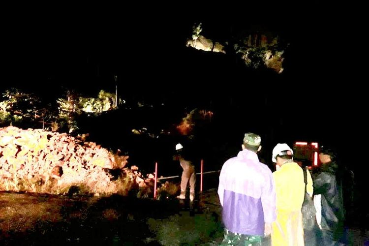 Dikabarkan, satu unit rumah dan penghuninya serta beberapa pekerja tertimbun material longsor, yang terjadi di lokasi proyek strategis nasional pembangunan PLTA Marancar di Desa Marancar Godang, Kabupaten Tapanuli Selatan, Kamis (29/4/2021) malam.