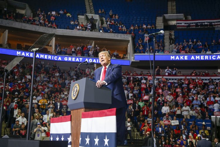 Presiden Amerika Serikat Donald Trump saat berkampanye di BOK Center, Tulsa, Oklahoma, pada Sabtu (20/6/2020), dengan banyak pendukung tampak tak mengenakan masker.