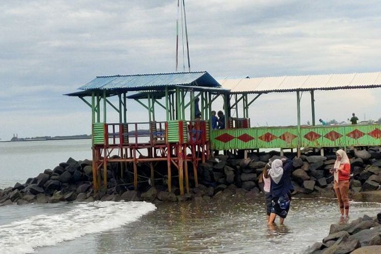 Warga berkunjung ke salah satu tempat wisata pantai di Kota Tegal, Jawa Tengah, Sabtu (5/6/2021)