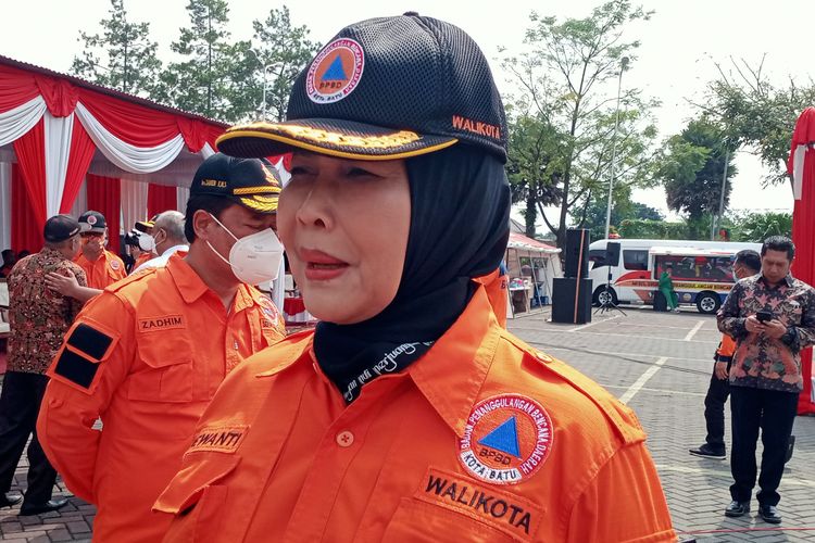 Wali Kota Batu, Dewanti Rumpoko usai menghadiri apel pasukan darurat siaga bencana di halaman parkir timur Balai Kota Among Tani pada Kamis (3/11/2022). 