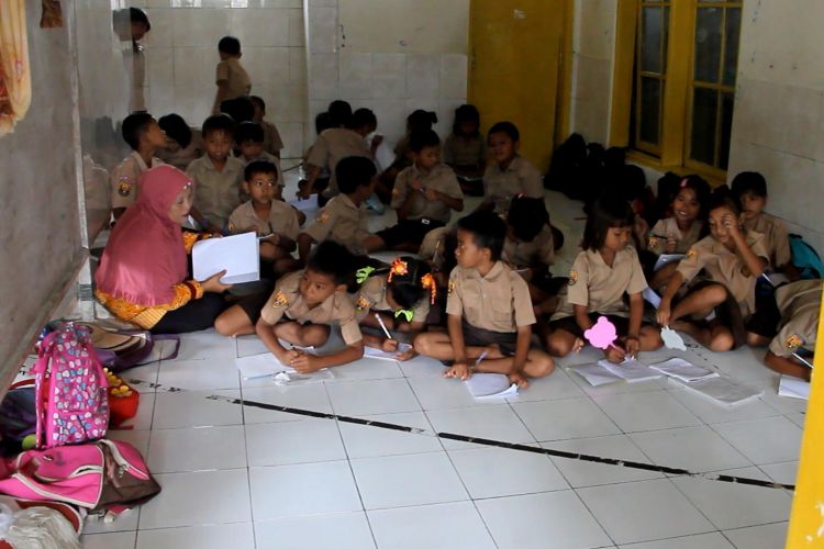 Sejumlah siswa kelas IV dan III belajar di dalam Mushola Assalam Desa Suranenggala, Kecamatan Kapetakan, Kabupaten Cirebon Sabtu (25/3/2017). Mereka terpaksa belajar di tempat ini karena bangunan sekolah kurang. Dinas Pendidikan, dan juga Wakil Bupati Cirebon, yang merupakan alumni, belum juga merealisasikan dari keluhan dan laporan pihak sekolah.