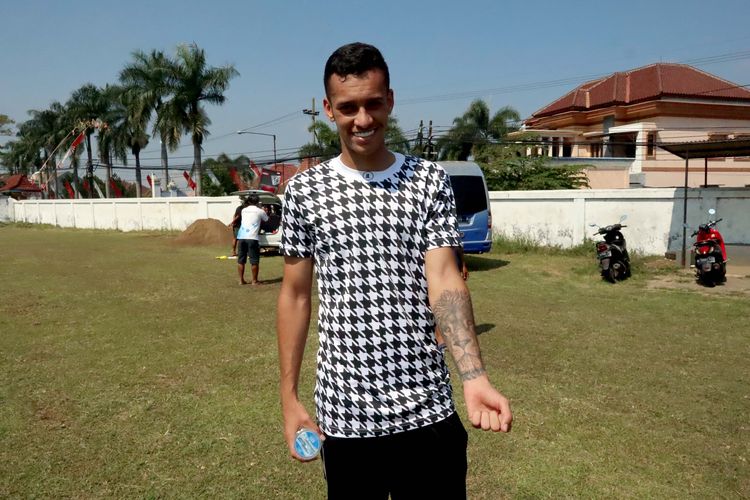 Pemain muda asal Brasil yang mengikuti trial di Arema FC, Pedro Bartoli memamerkan tato kepala singa.