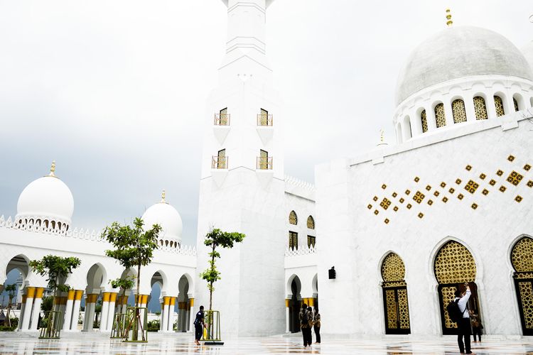 Masjid Sheikh Zayed Solo menjadi salah satu masjid ikonik yang dibangun PT Waskita Karya. Bangunan hibah dari Uni Emirat Arab tersebut mampu menampung hingga 15.000 jemaah.