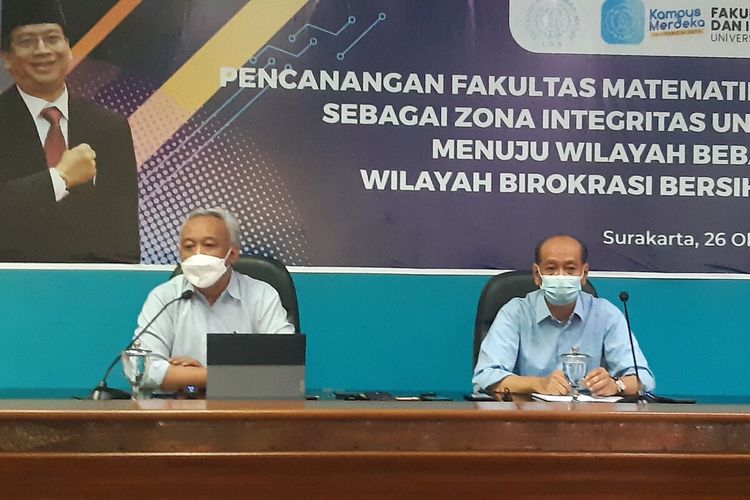 Direktur Reputasi Akademik dan Kemahasiswaan UNS Sutanto dan Wakil Rektor (WR) Bidang Akademik dan Kemahasiswaan UNS Ahmad Yunus dalam konferensi pers di UNS Solo, Selasa (26/10/2021).