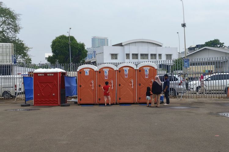 Lokasi toilet portable di dekat parkiran sebelah barat area PRJ 2025, Sabtu (21/6/2025). 