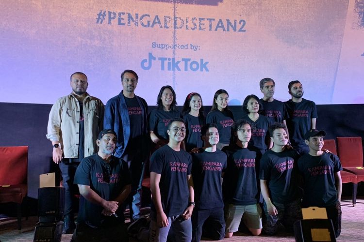 Para jajaran sutradara, produser, serta pemain film Pengabdi Setan 2: Communion dalam peluncuran trailer di Epicentrum XXI, Jakarta Selatan, Kamis (16/6/2022).