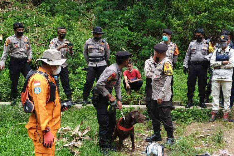 Unit K-9 Polda Jabar mengendus helm dan pakaian Yana, pria yang dikabarkan hilang di Cadas Pangeran, Sumedang, Jabar, Kamis (18/11/2021). 
