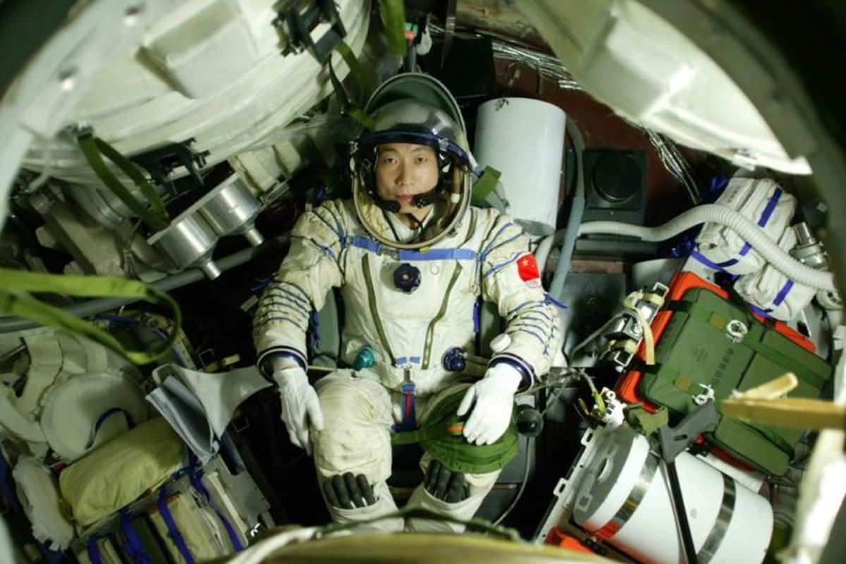 Yang Liwei saat berada dalam Shenzhou 5