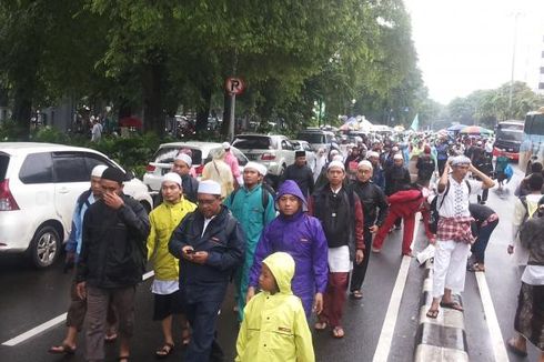 Massa Aksi 112 Meluber ke Jalan-jalan di Sekitar Masjid Istiqlal