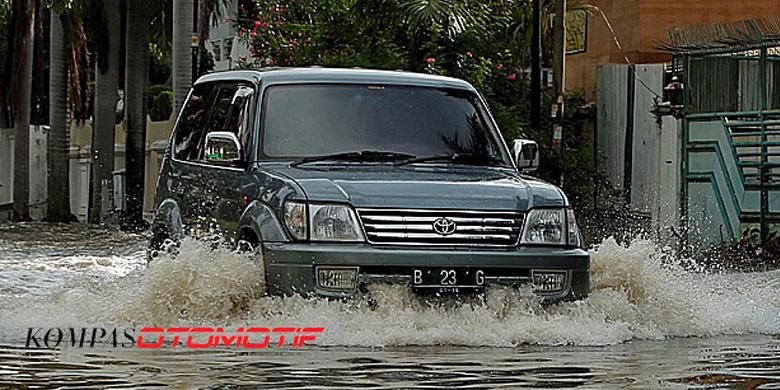 Pastikan polis asuransi Anda mengcover banjir. 