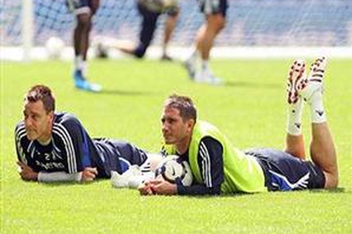 Frank Lampard (kanan) dan John Terry.