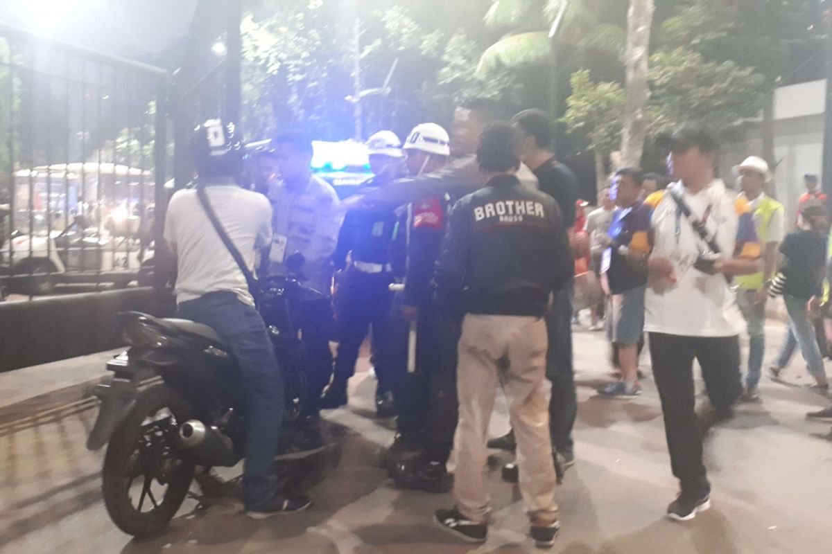 Sebuah keributan terjadi di depan pintu 5, Gelora Bung Karno (GBK) pada Jumat (31/8/2018) sekitar pukul 21.50 WIB. 