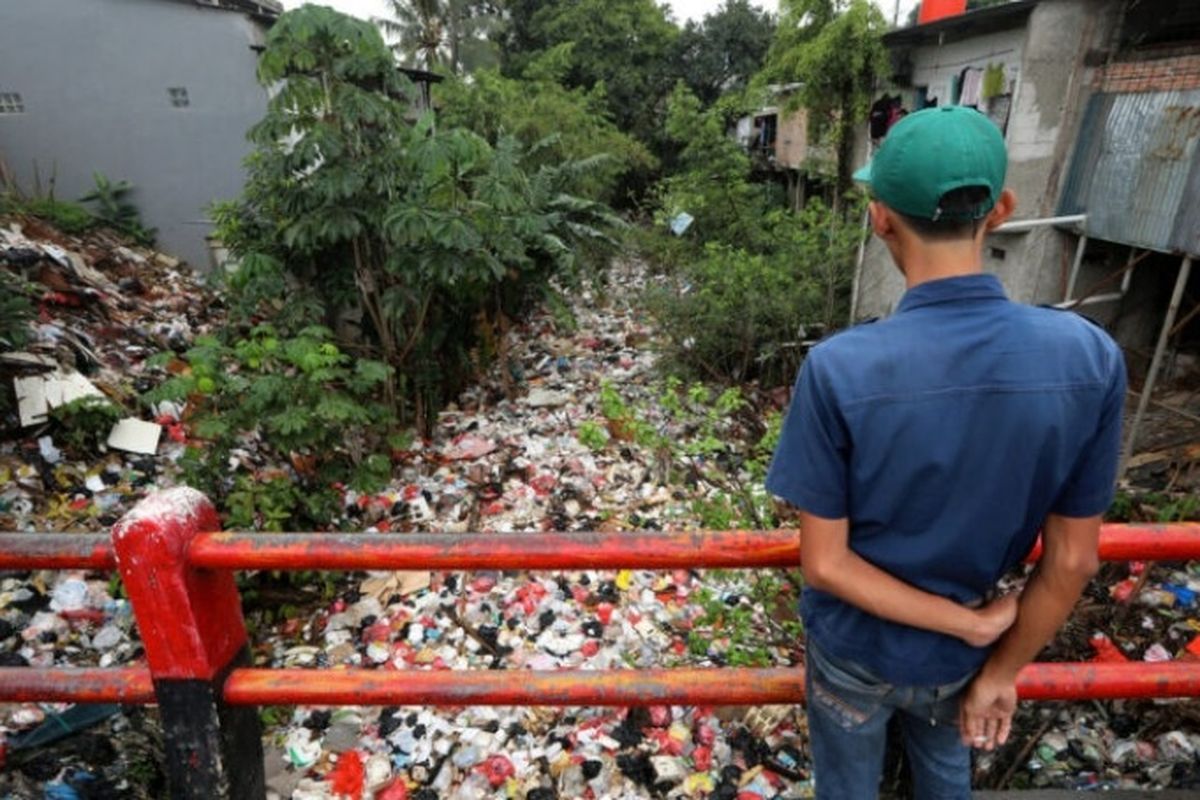 Aliran Kali Baru di Cimanggis, Depok, Jawa Barat dipenuhi oleh sampah sepanjang kurang lebih 300 meter. Tumpukan sampah, mulai dari styrofoam, plastik, hingga peti kayu dan kasur tampak menutupi aliran kali. 