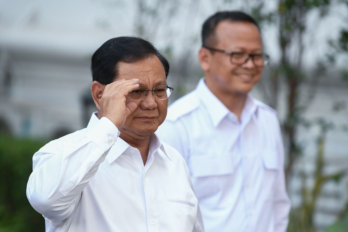 Ketua Umum Partai Gerindra Prabowo Subianto (kiri) didampingi Wakil Ketua Umum Edhy Prabowo meninggalkan kompleks Istana Kepresidenan, Jakarta, Senin (21/10/2019). Prabowo mengaku siap membantu di dalam pemerintahan pada periode tahun 2019-2024. ANTARA FOTO/Wahyu Putro A/foc.