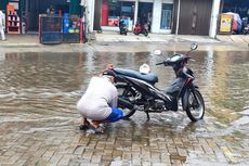 Berbekal Sabun Colek, Pria Ini Cuci Motor di Genangan Banjir Taman Duta Depok