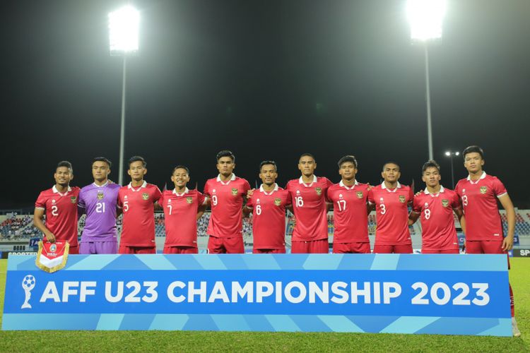 Timnas U23 Indonesia berfoto menjelang pertandingan melawan Malaysia pada laga perdana Grup B Piala AFF U23 2023 di Stadion Rayong Provincial, Thailand, Jumat (18/8/2023). Terkini, Indonesia melawan Thailand pada laga semifinal, Kamis (24/8/2023).