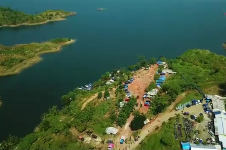 Pantauan udara objek wisata Tegal Jarong di pesisir Waduk Jatigede dipadati ratusan kendaraan, Kamis (6/6/2019). Objek wisata yang satu ini dipadati pengunjung dari dalam dan luar Sumedang karena disebut tak kalah indah dengan objek wisata Raja Ampat. Dok. Polres Sumedang