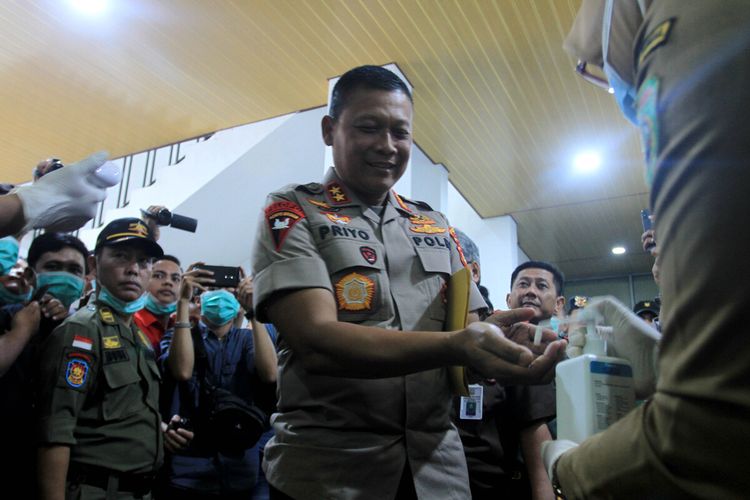 Kapolda Sumatera Selatan Irjen Pol Prio Widyanto menggunakan hand sanitizer saat hendak mengelar rapat terkait pembahasan virus corona bersama Gubernur Sumsel Herman Deru dan Pangdam II Sriwijaya, Senin (16/3/2020).