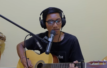Marlon Bg menyanyikan lagu Mariam Tomong