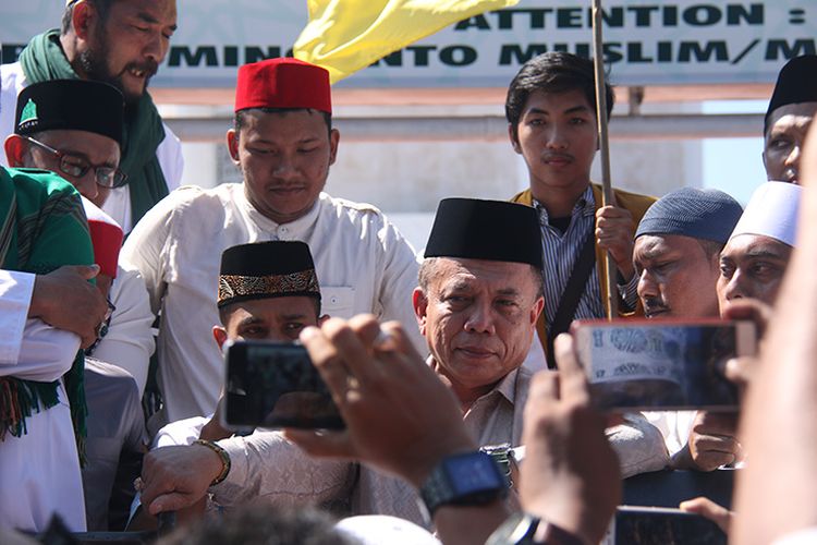 Sebanyak 147 ormas dan LSM di Aceh yang tergabung dalam Aliansi Pencinta Syariat Islam melakukan aksi unjuk rasa di depan Masjid Raya Baiturrahman, Banda Aceh, usai palaksanaan shalat Jumat, (2/2/2018). Aksi yang diikuti ratusan orang dari berbagai daerah di Aceh itu digelar sebagai bentuk dukungan terhadap Kapolres Aceh Utara AKBP Untung Suryanata, yang mendapat sorotan dan kritikan dari aktivis HAM dan pendukung LGBT baik di Indonesia maupun luar negeri karena merazia 12 waria dan membina dengan cara mencukur rambut.