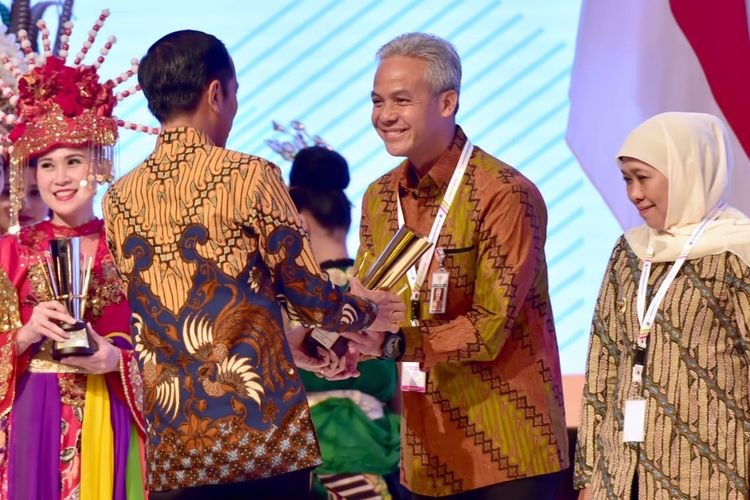 Presiden Joko Widodo secara langsung memberikan penghargaan kepada Gubernur Jawa Tengah Ganjar Pranowo atas terpilihnya Provinsi Jawa Tengah sebagai provinsi dengan Perencanaan dan Pembangunan Daerah (PPD) terbaik 2019.