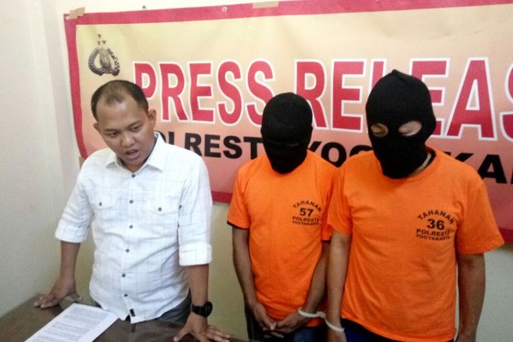 Dua orang pelaku penipuan Sujiarto (56), Warga Kulon Progo dan Yudi (58) Warga Kota Yogyakarta saat di Mapolresta Yogyakarta
