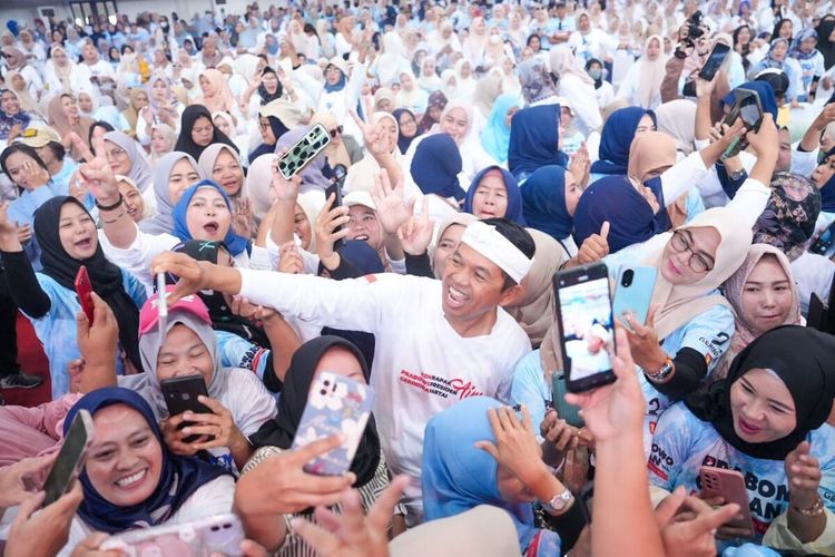 Kang Dedi Mulyadi (KDM) saat berfoto bersama dalam kegiatan safari politik riang gembira di Gor Laga Satria Pakansari, Kabupaten Bogor, Jawa Barat, Rabu (24/1/2024).