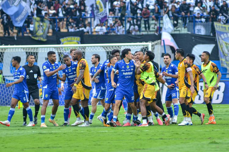 Ketegangan antar pemain sempat terjadi di penghujung laga Persib Bandung vs Persija Jakarta yang melibatkan Thom Haye dan para pemain Macan Kemayoran, laga berakhir dengan skor 1-0 untuk keunggulan Maung di Stadion Gelora Bandung Lautan Api (GBLA), Minggu (11/1/2025). 
