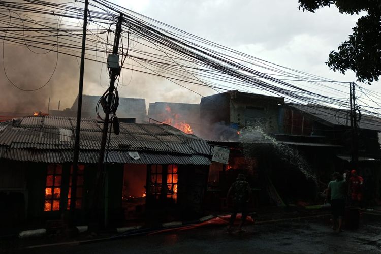 Kebakaran sembilan kios di jalan Masjid Gedong, Kelurahan Gedong, Kecamatan Pasar Rebo, Jakarta Timur, Jumat (28/1/2022).