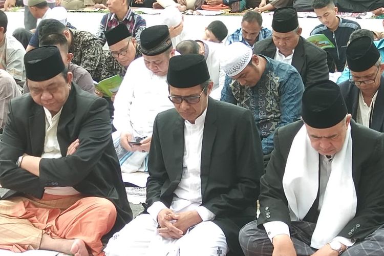 Gubernur Sumbar Irwan Prayitno (tengah) didampingi Wagub Nasrul Abit (kanan) dan Ketua DPRD Sumbar Hendra Irwan Rahim melaksanakan shalat Idul Fitri di halaman kantor gubernur, Rabu (5/6/2019) (Foto: Humas Pemprov Sumbar)