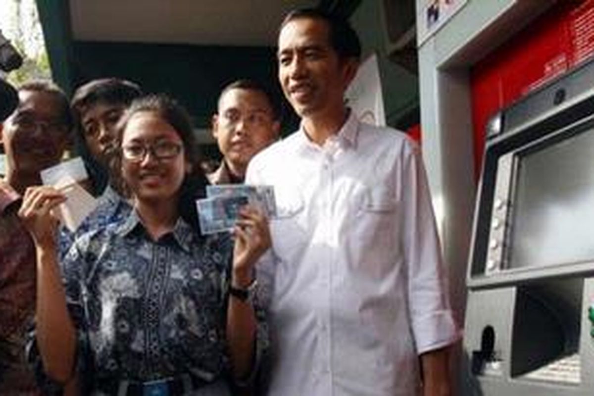 Gubernur DKI Jakarta, Joko Widodo, menyaksikan penggunaan kartu Jakarta Pintar menggunakan ATM Bank DKI oleh seorang siswa SMA Yappenda Tanjung Priok Jakarta Utara, Sabtu (1/12/2012). Tahap pertama, Pemprov DKI Jakarta membagikan kartu Jakarta Pintar kepada 3.046 Siswa SMA dan SMK, yang bisa langsung dipergunakan untuk meningkatkan kualitas layanan pendidikan.  
