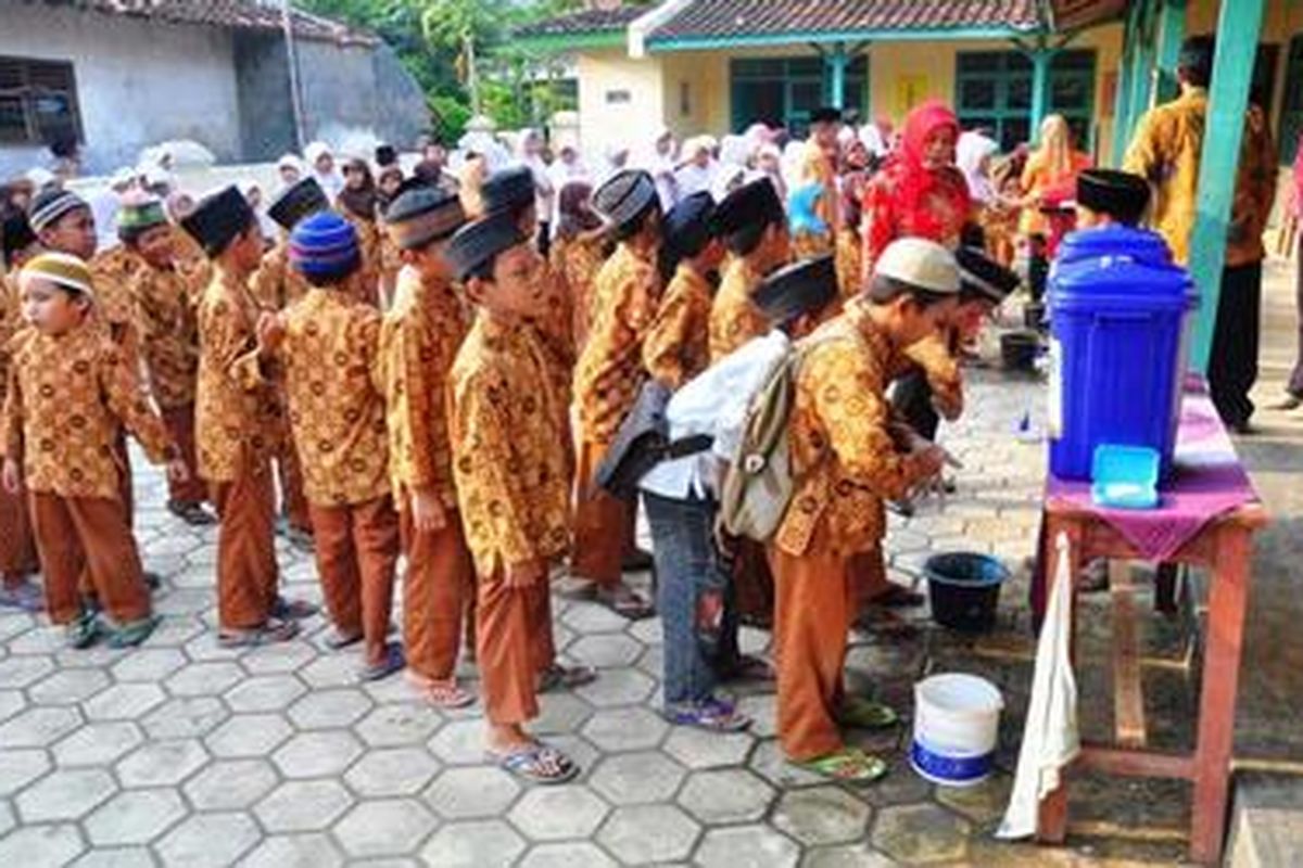 Anak usia sekolah dasar di Desa Pendowo, Kecamatan Bodeh, Kabupaten Pemalang, Jawa Tengah, sedang mempraktikkan gerakan cuci tangan pakai sabun, dalam rangka memperingati Hari Air se-Dunia, Jumat (22/3/2013). 