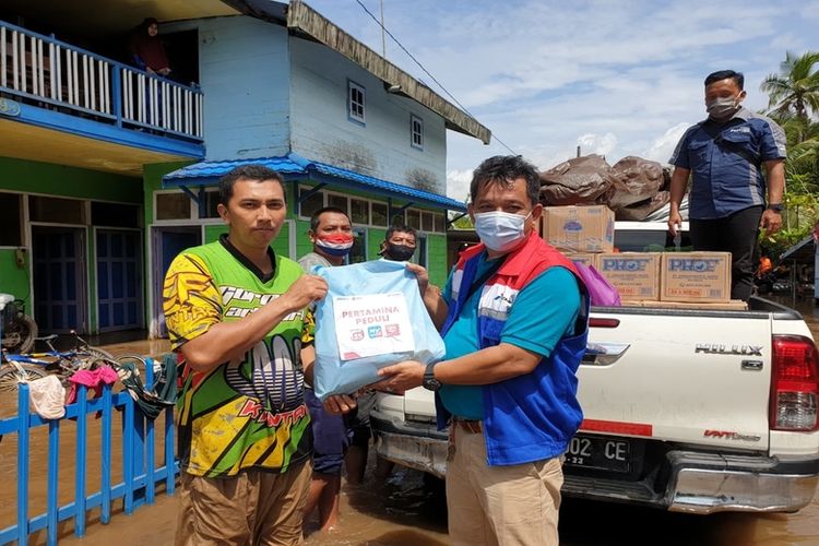 PT Pertamina Persero memberikan paket bantuan berupa sembako dan LPG 12 kg kepada warga terdampak banjir di wilayah sekitar ring 1 Pertamina, Kalimantan Selatan (Kalsel), Sabtu (16/1/2021).