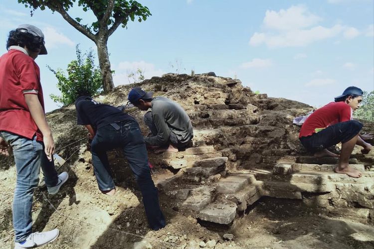 Bangunan baru yang ditemukan petugas BPCB Trowulan Jawa Timur di sisi selatan bangunan utama Situs Pataan yang berada di Dusun Montor, Desa Pataan, Kecamatan Sambeng, Lamongan.