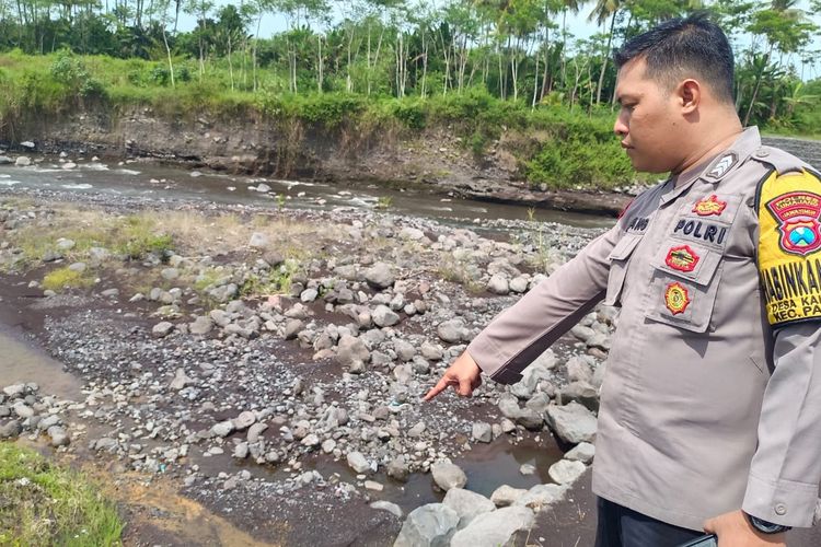 Berboncengan Seberangi Jembatan Limpas, 2 Ibu Jatuh ke Sungai, Salah Satunya Tewas