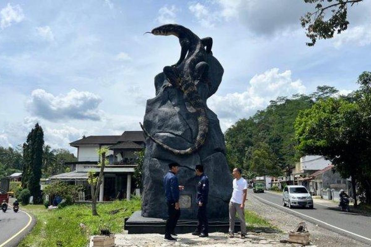 Tugu Biawak di Wonosobo viral karena terlihat realistis dan hanya dibangung dengan anggaran Rp50 juta.