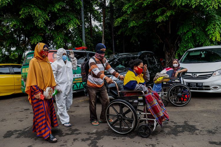 Pasien berdatangan dan mendaftarkan di tenda darurat di depan instalasi gawat darurat (IGD) Rumah Sakit Umum Daerah (RSUD) Chasbullah Abdulmadjid, Kota Bekasi, Jawa Barat, Kamis (24/6/2021). Tenda darurat tersebut dibangun lantaran kapasitas tampung pasien di rumah sakit penuh dan untuk menampung lonjakan pasien Covid-19.