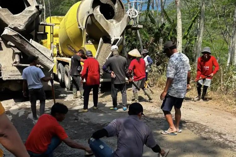 Akses Jalan ke Pantai Sine Rusak, Warga Tulungagung Patungan Rp 20 Juta untuk Menambal