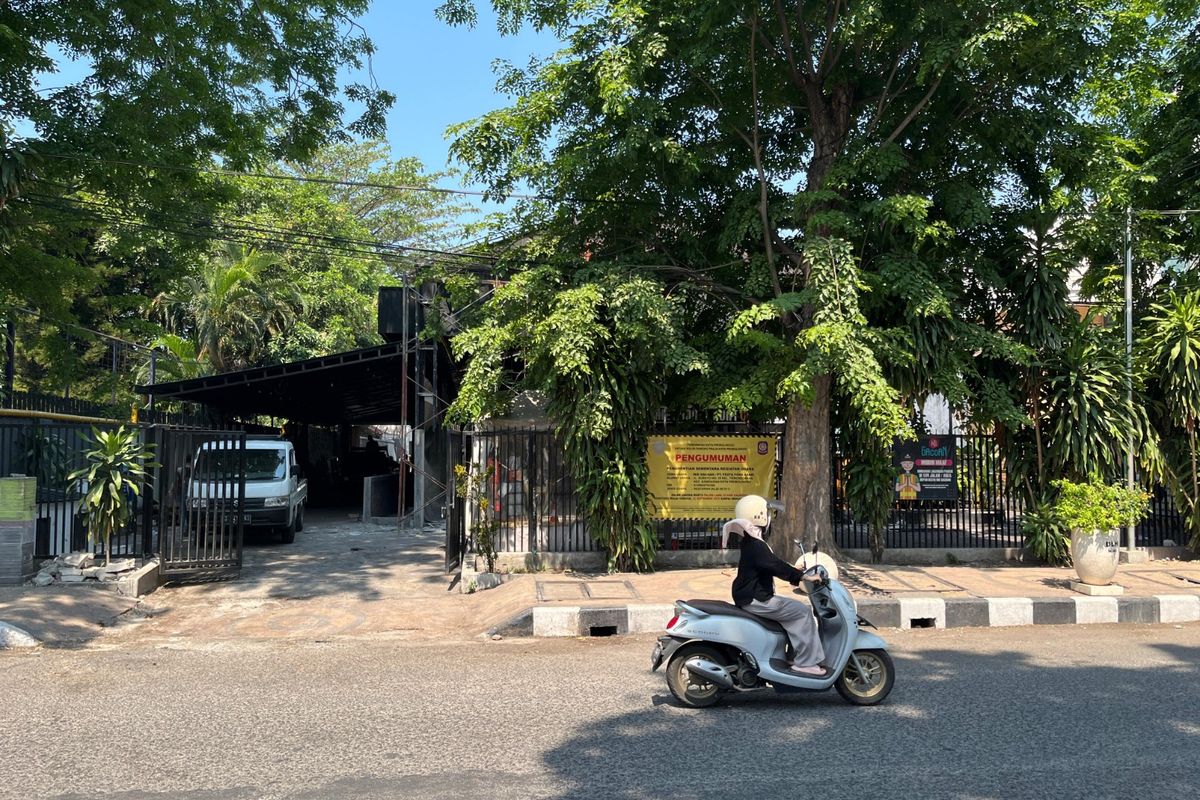 Banner kuning dipasang Pemkot Probolinggo saat menyegel Mie Gacoan Kota Probolinggo. 